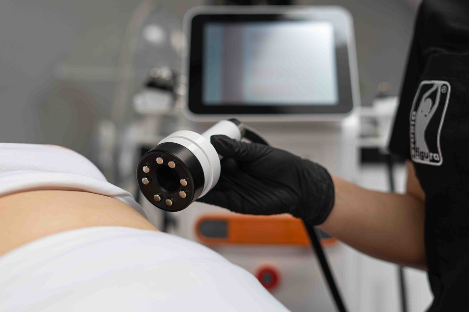 Close-up of a non-invasive MULTIPOLAR PRO RF treatment on the forehead in a professional wellness studio.